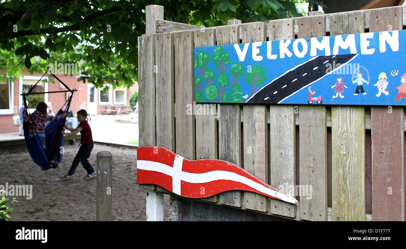 (DATEI) Eine Archivfoto datiert 28. Juni 2012 zeigt dänische Minderheit Kinder spielen am dänischen Kindergarten "Skovgade Boernehave" in Flensburg, Deutschland. Kinder werden in dänischen Kindergarten sozialen, sprachliche, kreative und technische Fähigkeiten in dänischer Sprache unterrichtet. Foto: Malte Christen Stockfoto