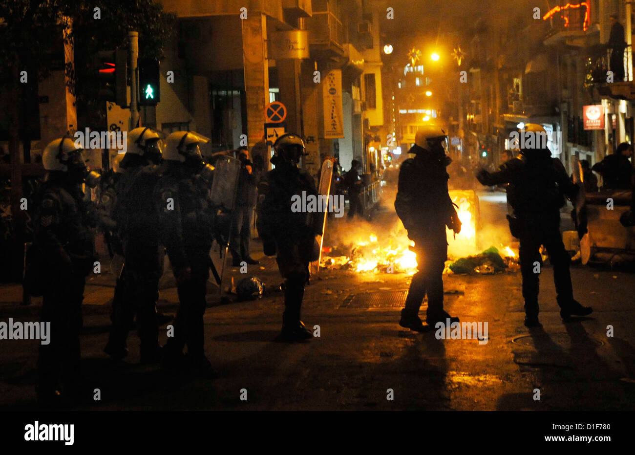 Polizisten stehen vor brennenden Barrikaden während der Proteste auf dem vierten Jahrestag des Todes des 15-jährigen Alexandros Grigoropoulos in Athen, Griechenland, 6. Dezember 2012. Alexandros Grigoropoulos wurde am 6. Dezember 2008 mit einem Polizei-Gewehr erschossen. Foto: Michael Anhaeuser Stockfoto