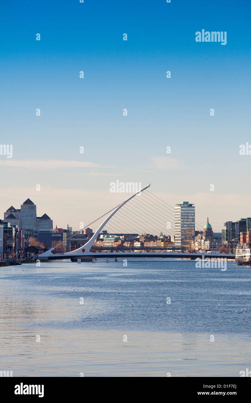 Fluss Liffey, Dublin in der Sonne, Blick nach Westen, mit Samuel Beckett Bridge Stockfoto