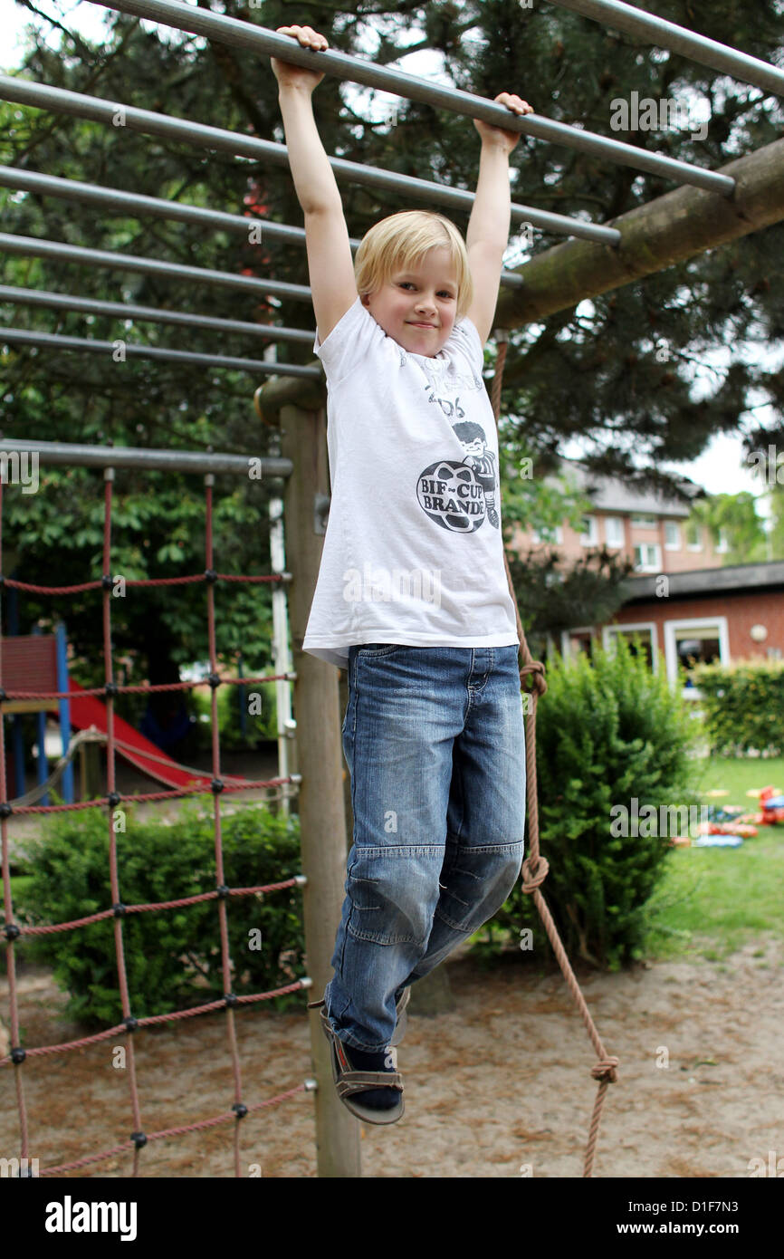 (DATEI) Eine Archivfoto vom 28. Juni 2012 zeigt dänische Minderheit jungen Biane spielen im dänischen Kindergarten "Skovgade Boernehave" in Flensburg, Deutschland. Kinder werden in dänischen Kindergarten sozialen, sprachliche, kreative und technische Fähigkeiten in dänischer Sprache unterrichtet. Foto: Malte Christen Stockfoto
