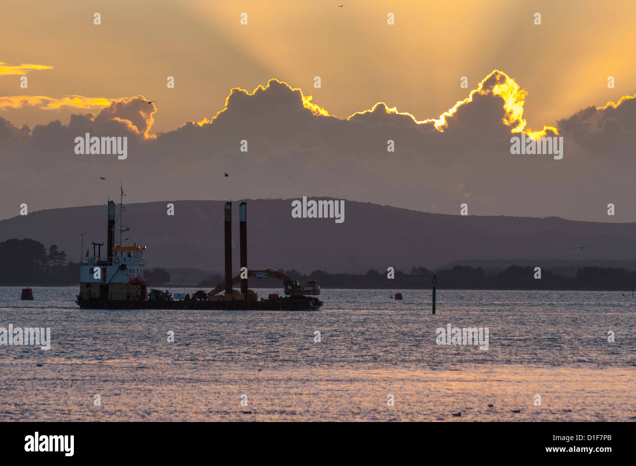 Kommerzielle Workboat Transport von einem Kran zurück zu ihrer Verankerung Stockfoto