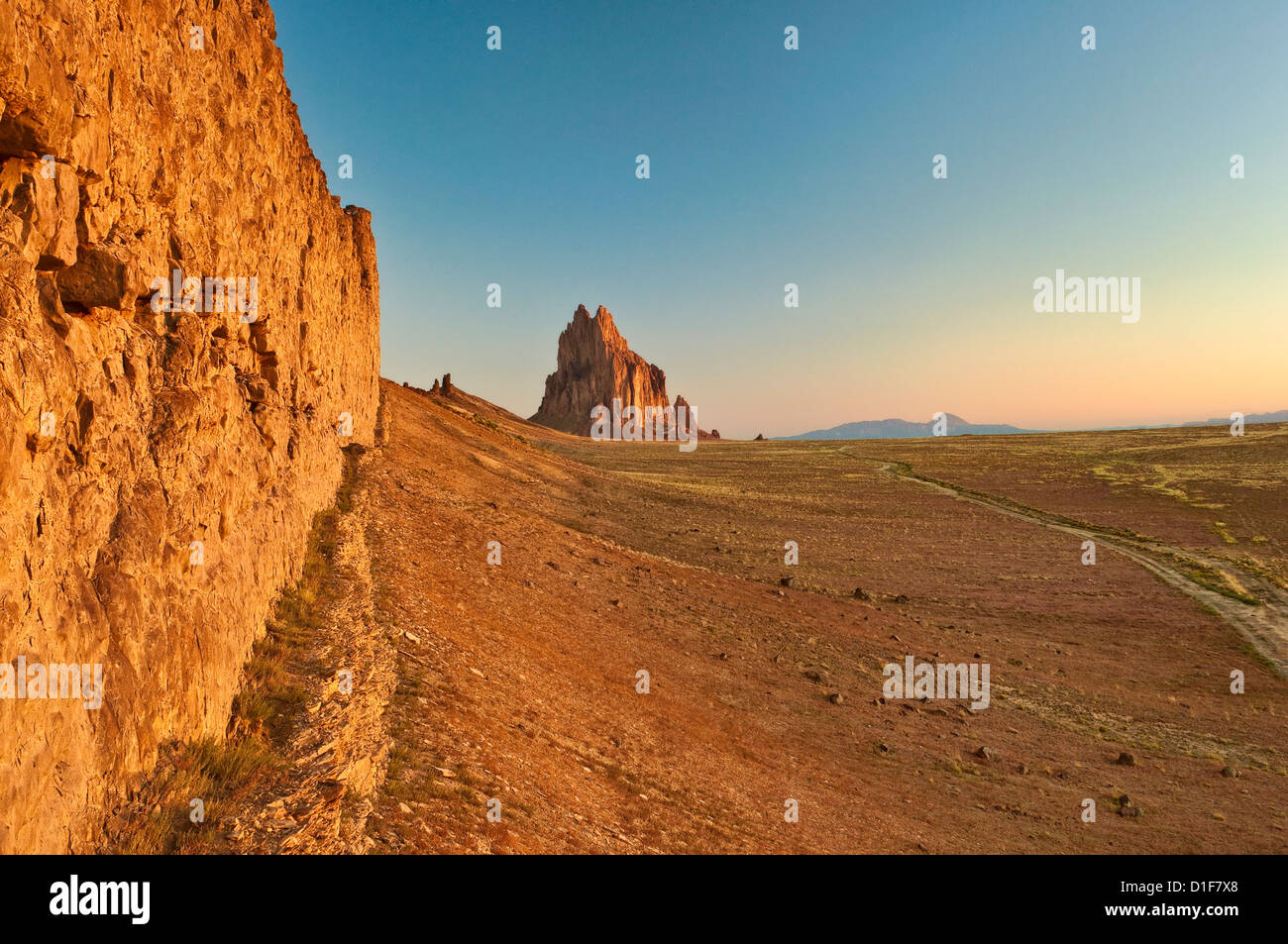 Shiprock, heiliger Navajo-Berg, Monolith, Deichrücken links, bei Sonnenaufgang, New Mexico, USA Stockfoto