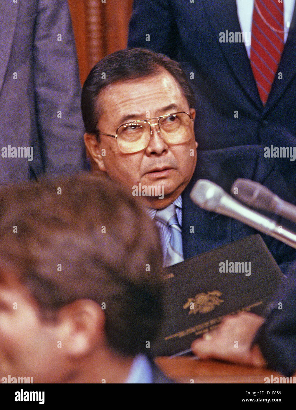 Vereinigte Staaten Senator Daniel Inouye K. (Demokrat von Hawaii), Vorsitzender des Senate Select Committee on Secret Militärhilfe für Iran und der nicaraguanischen Opposition wird fotografiert während eines Sommers 1987 hören. Senator Inouye verstarb am Montag, 17. Dezember 2012 aufgrund von respiratorischen Komplikationen am Walter Reed National Military Medical Center in Bethesda. Er war 88..Credit: Arnie Sachs / CNP Stockfoto