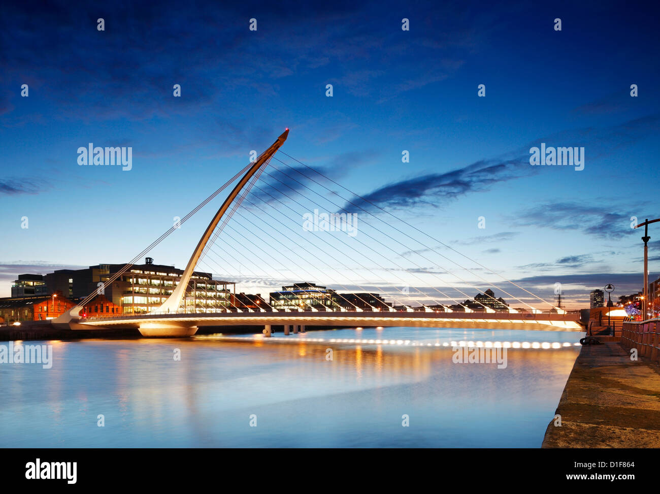 Architekt Santiago Calatrava Sam Beckett Bridge in Dublin in der Abenddämmerung Stockfoto