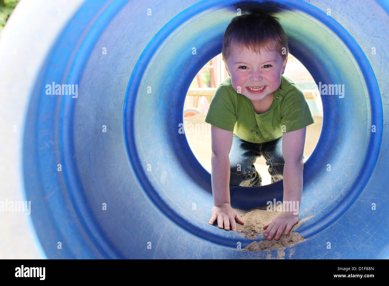 (DATEI) Eine Archivfoto vom 28. Juni 2012 zeigt dänische Minderheit jungen Pelle spielen im dänischen Kindergarten "Skovgade Boernehave" in Flensburg, Deutschland. Kinder werden in dänischen Kindergarten sozialen, sprachliche, kreative und technische Fähigkeiten in dänischer Sprache unterrichtet. Foto: Malte Christen Stockfoto