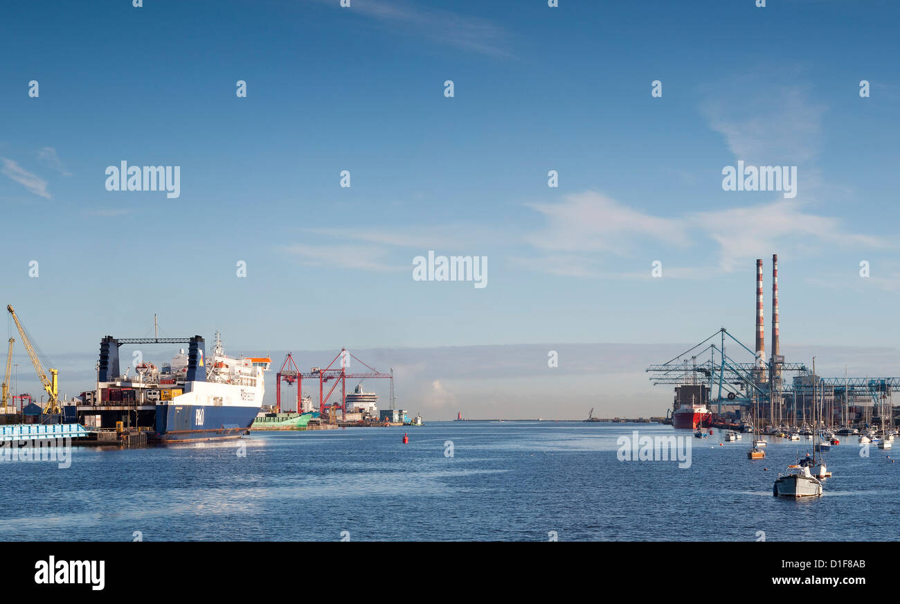 Dublin Port bei Sonnenschein mit Frachtschiff und Krane Stockfoto