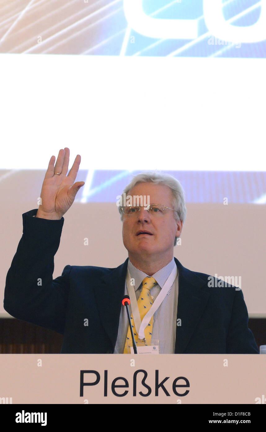 Andreas Plesske, stellvertretender Vorsitzender des Aufsichtsrats der Conergy AG, hebt seine Hand während der außerschulischen Generalversammlung der Conergy AG in Hamburg, Deutschland, 18. Dezember 2012. Der Vorstand informiert Aktionäre über die Finanzlage der mediatisierten Gesellschaft. Foto: Alex Ehlers Stockfoto