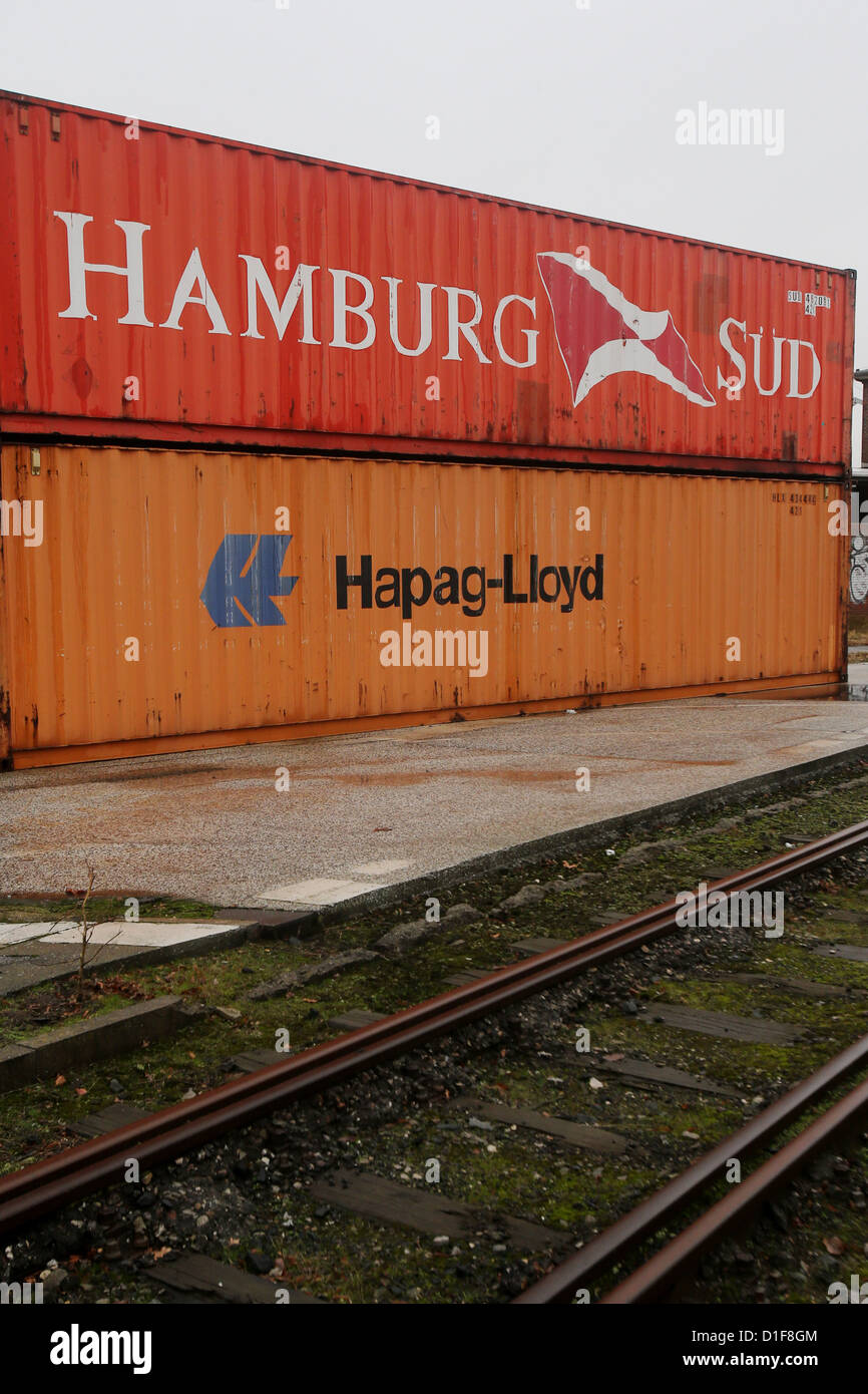 Container der Reederei Hamburg verklagt und Hapag-Lloyd sind im Freihafen Hafen in Hamburg, Deutschland, 18. Dezember 2012 abgebildet. Die beiden Unternehmen evaluieren momentan eine Fusion. Die Bretter haben Konsultationen mit der Unterstützung ihrer Mitarbeiter begonnen. Foto: Malte Christen Stockfoto