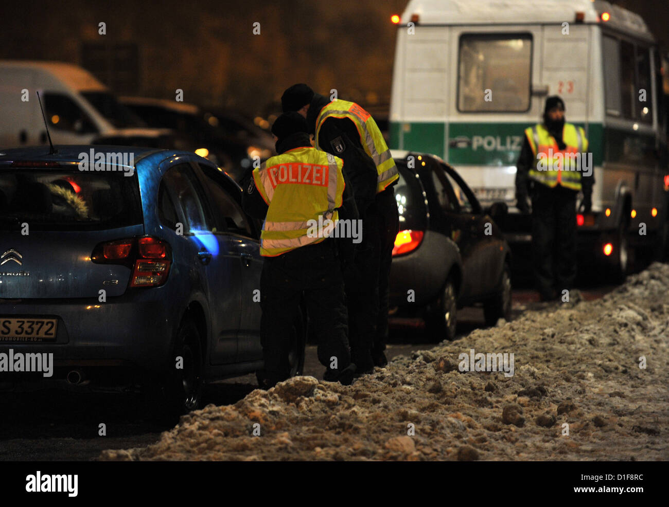 Polizisten sprechen Sie mit einem Fahrer nach gezogen über im dichten Verkehr auf dem Alexanderplatz-Platz in Berlin, Deutschland, 14. Dezember 2012. Berliner Polizei intensiviert ihre Stop-und-Suche Operationen in ganz Berlin zu überprüfen, ob Autos mit Winterreifen und möglichen Alkoholkonsum der Fahrer verlassen ein Weihnachtsfest sind Mitarbeiter, Partei oder Weihnachtsmärkte. Foto: Paul Zinken Stockfoto