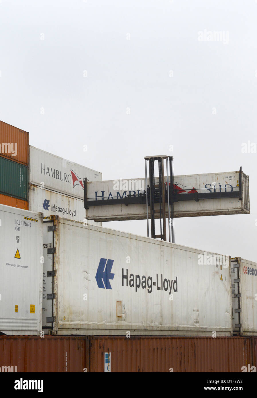 Container der Reederei Hamburg verklagt werden abtransportiert mit Hapag-Lloyd Unternehmen Container an den Freihafen in Hamburg, Deutschland, 18. Dezember 2012. Foto: Alex Ehlers Stockfoto