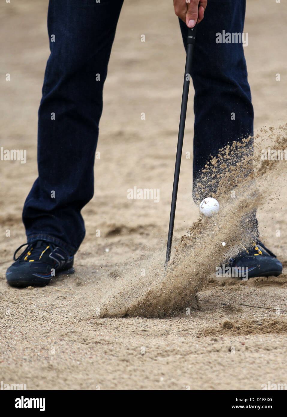 Ein Mann abschlägt während einer Übung auf dem Golf Platz Warnemünde Diedrichshagen, Deutschland, 28. Juni 2012. Die Anzahl der Golftouristen in Deutschland wird kontinuierlich erhöht. Foto: Jens Büttner Stockfoto