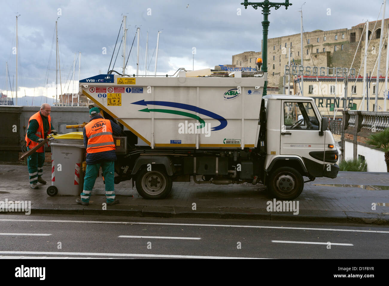 Die Stadt Müllabfuhr leert Müll Dosen in Neapel, Italien, 1. Dezember 2012. Foto: Peter Endig Stockfoto