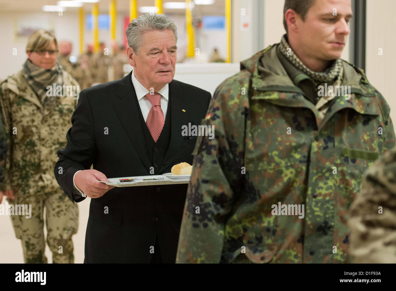 Bundespräsident Joachim Gauck hat Frühstück, als er die Bundeswehr im Camp Marmal in Masar-i-Sharif, Afghanistan, 18. Dezember 2012 besucht. Foto: Maurizio Gambarini Stockfoto