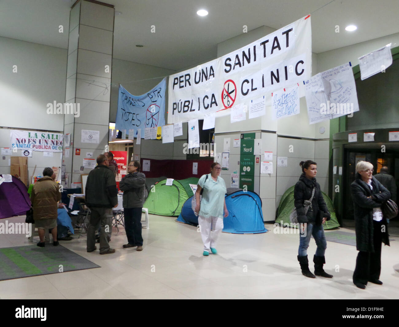 Barcelona, Spanien. 18. Dezember 2012. Siebenten-Tags-Schließung der Arbeitnehmer Clínic Krankenhaus aus Protest gegen die Privatisierung des Krankenhauses und Kürzungen im Gesundheitswesen von katalanischen Regierung Stockfoto