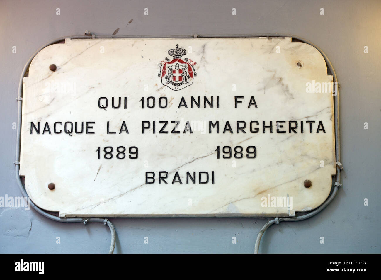 Blick auf eine Gedenktafel in Erinnerung an die Pizzeria Brandi, die Pizza Margherita im Jahre 1889 in Neapel, Italien, 1. Dezember 2012 erfunden. Foto: Peter Endig Stockfoto