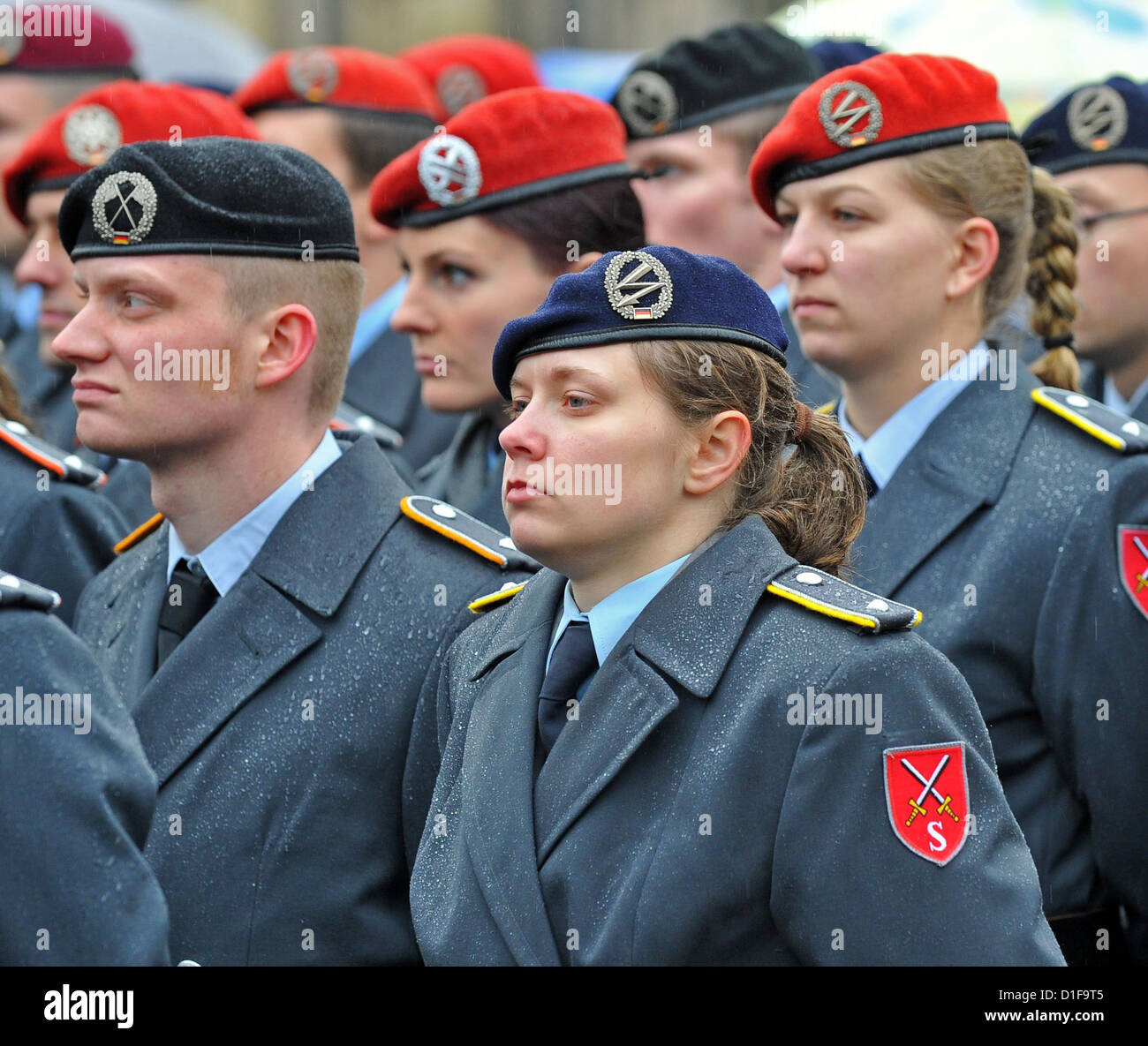 460 Offiziere werden erste Lieutnants während einer feierlichen Appell am Theaterplatz in Dresden, Deutschland, 18. Dezember 2012 ernannt. Foto: MATTHIAS HIEKEL Stockfoto