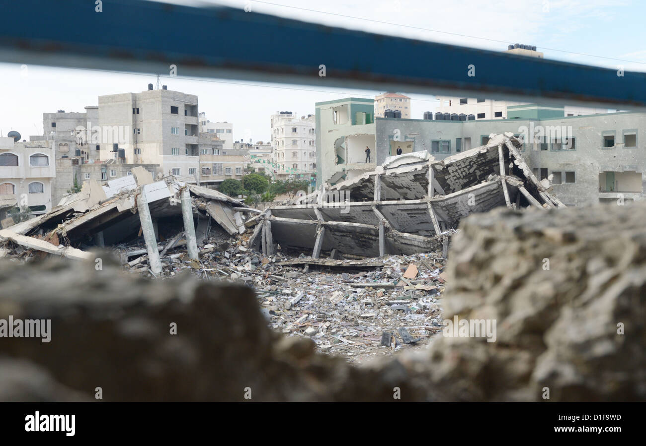 Die Wand einer UNRWA-Schule fehlt vor einer Hamas, die Gebäude, die in den letzten Clashs zwischen Israel und Palästina in Tel-el-Hawa in Gaza, Palästinensische Gebiete, 9. Dezember 2012 zerstört wurde. Foto: RAINER JENSEN Stockfoto