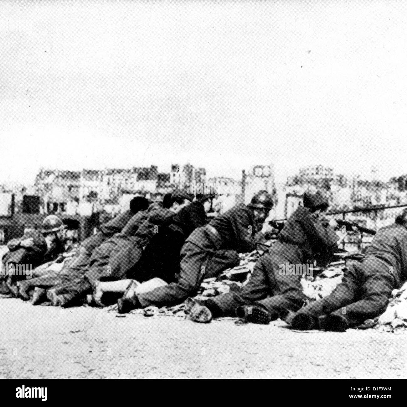Französische Widerstandskämpfer während der Straßenkämpfe in Paris im August 1944. Fotoarchiv für Zeitgeschichte Stockfoto