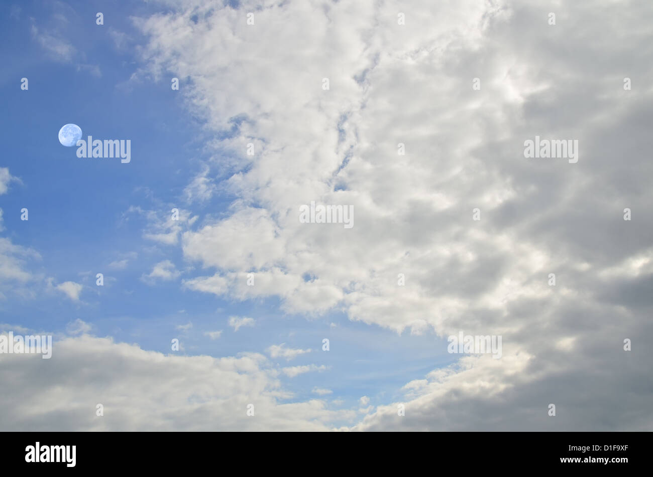 Morgen Mond am Himmel mit Wolken Stockfoto