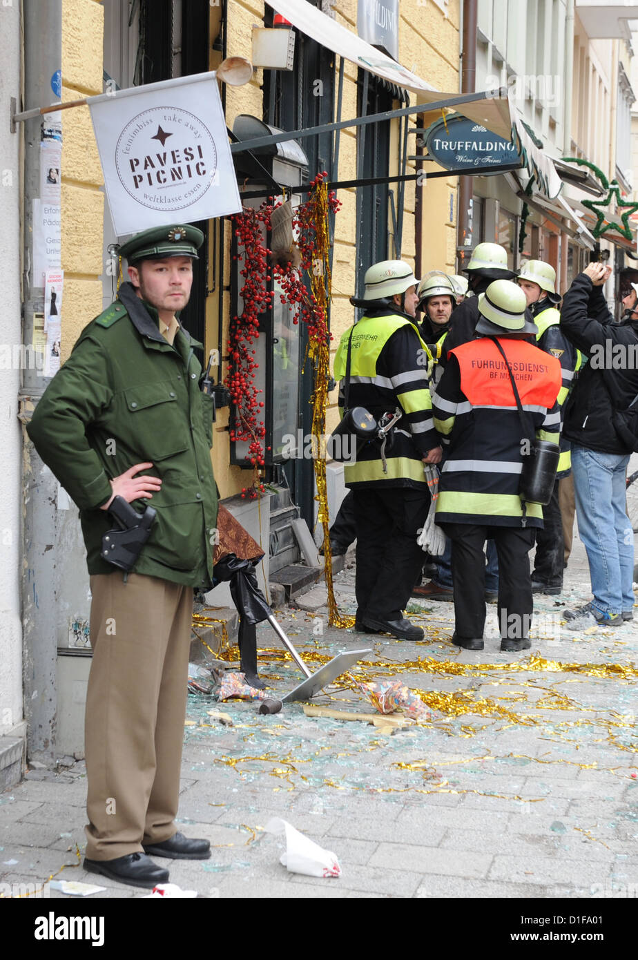 Ein Polizist sichert eine Szene in München, Deutschland, 18. Dezember 2012. Es gab eine Explosion, die hier neun Menschen verletzt. Foto: MARC Müller Stockfoto