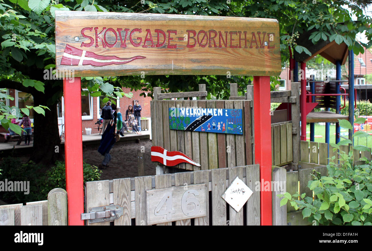 (DATEI) Eine Archivfoto datiert 28. Juni 2012 zeigt den Eingang in den dänischen Kindergarten "Skovgade Boernehave" in Flensburg, Deutschland. Kinder werden in dänischen Kindergarten sozialen, sprachliche, kreative und technische Fähigkeiten in dänischer Sprache unterrichtet. Foto: Malte Christen Stockfoto