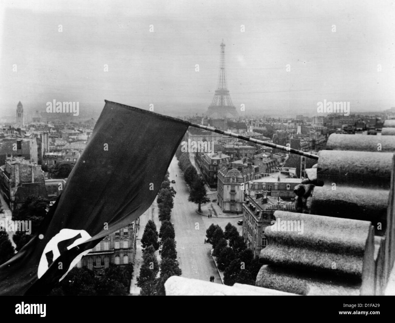 Eine Hakenkreuz-Flagge wird auf dem Triumphbogen nach der Invasion von Paris durch deutsche Truppen im Juni 1940 angebracht. Fotoarchiv für Zeitgeschichte Stockfoto