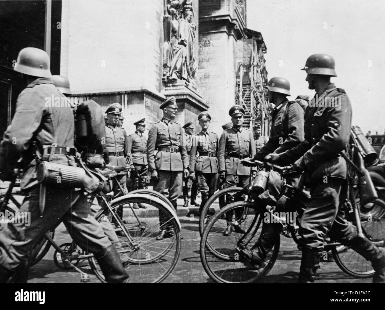 Deutsche Truppen marschieren im Juni 1940 in Paris ein - deutsches Fahrradbataillon marschiert am Arc de Triomphe entlang der deutschen Generäle. Fotoarchiv für Zeitgeschichte Stockfoto