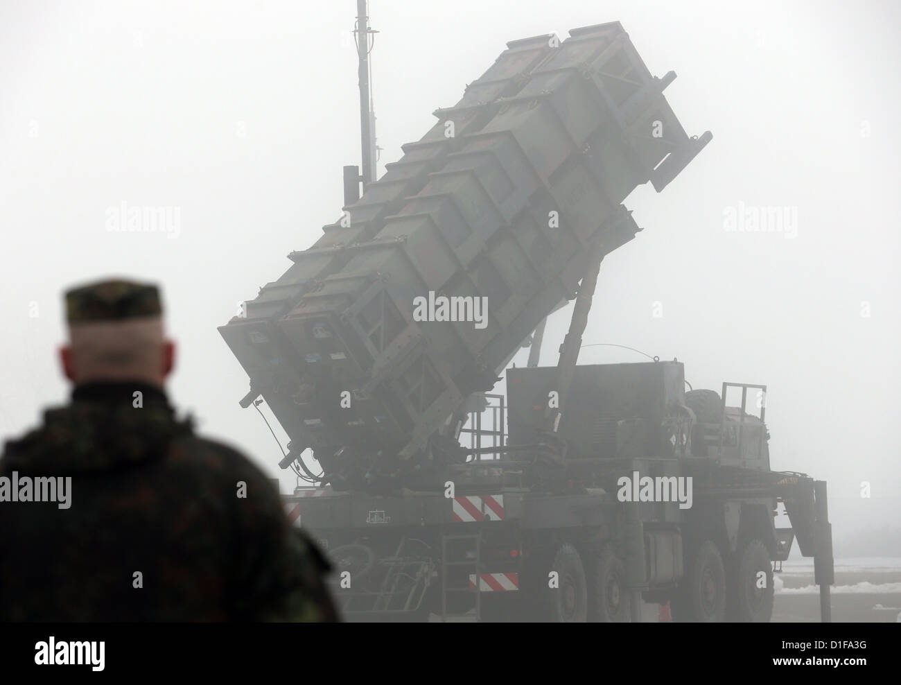 Das "Patriot" Boden-Luft-Raketen-System wird von der Flugabwehr-Raketen-Gruppe 21 (Sanitz) und 24 (Bad Suelze) tagsüber Medien durch die Bundeswehr in Warbelow, Deutschland, 18. Dezember 2012 präsentiert. Nach einer Entscheidung des Deutschen Bundestages wird der Bundeswehr "Patriot" System in der Türkei zur NATO-Partner von syrischen Angriffen zu schützen. Foto: BERND WUESTNECK Stockfoto