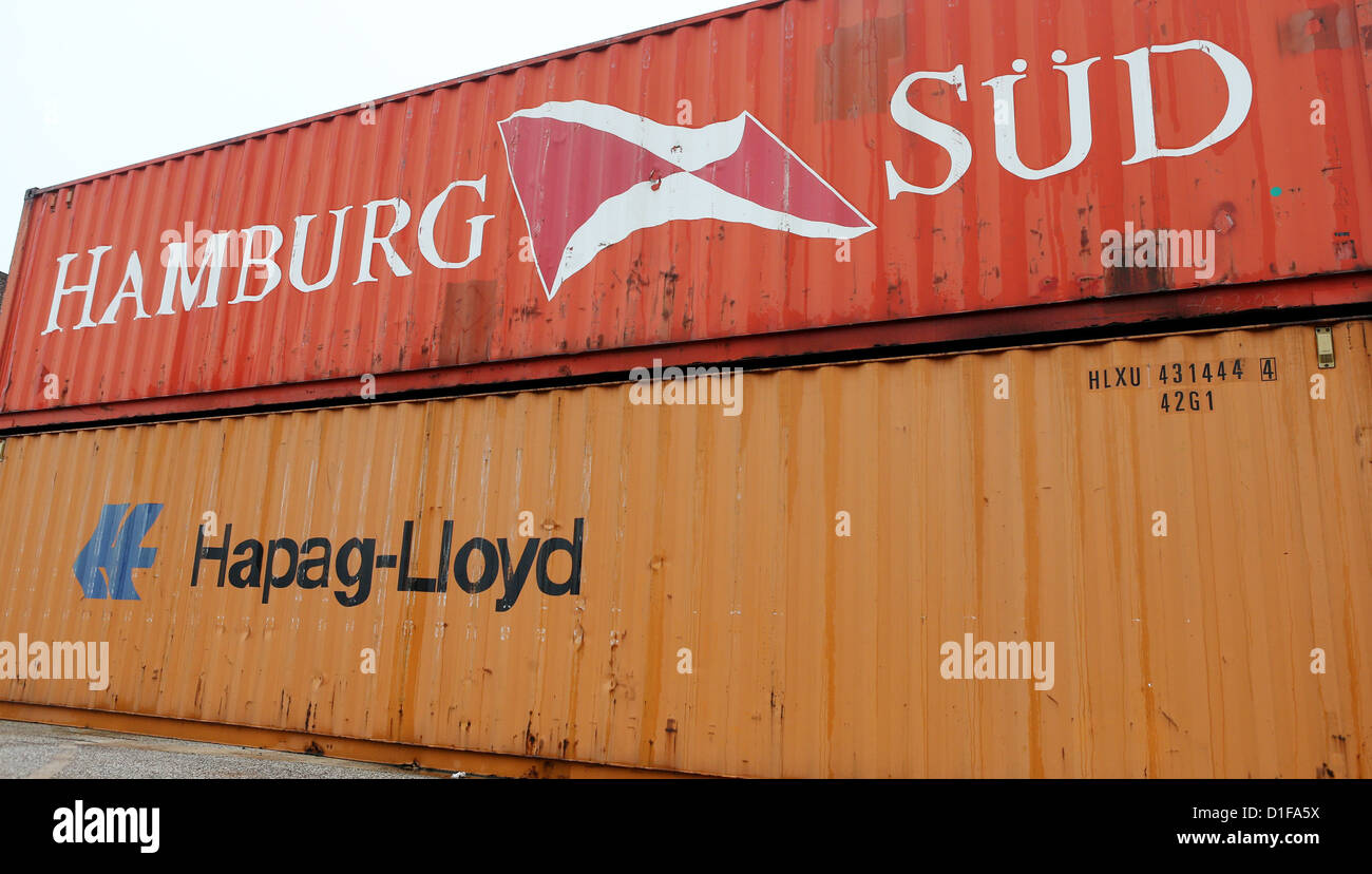 Container der Reederei Hamburg verklagt und Hapag-Lloyd sind im Freihafen Hafen in Hamburg, Deutschland, 18. Dezember 2012 abgebildet. Die beiden Unternehmen evaluieren momentan eine Fusion. Die Bretter haben Konsultationen mit der Unterstützung ihrer Mitarbeiter begonnen. Foto: Malte Christen Stockfoto