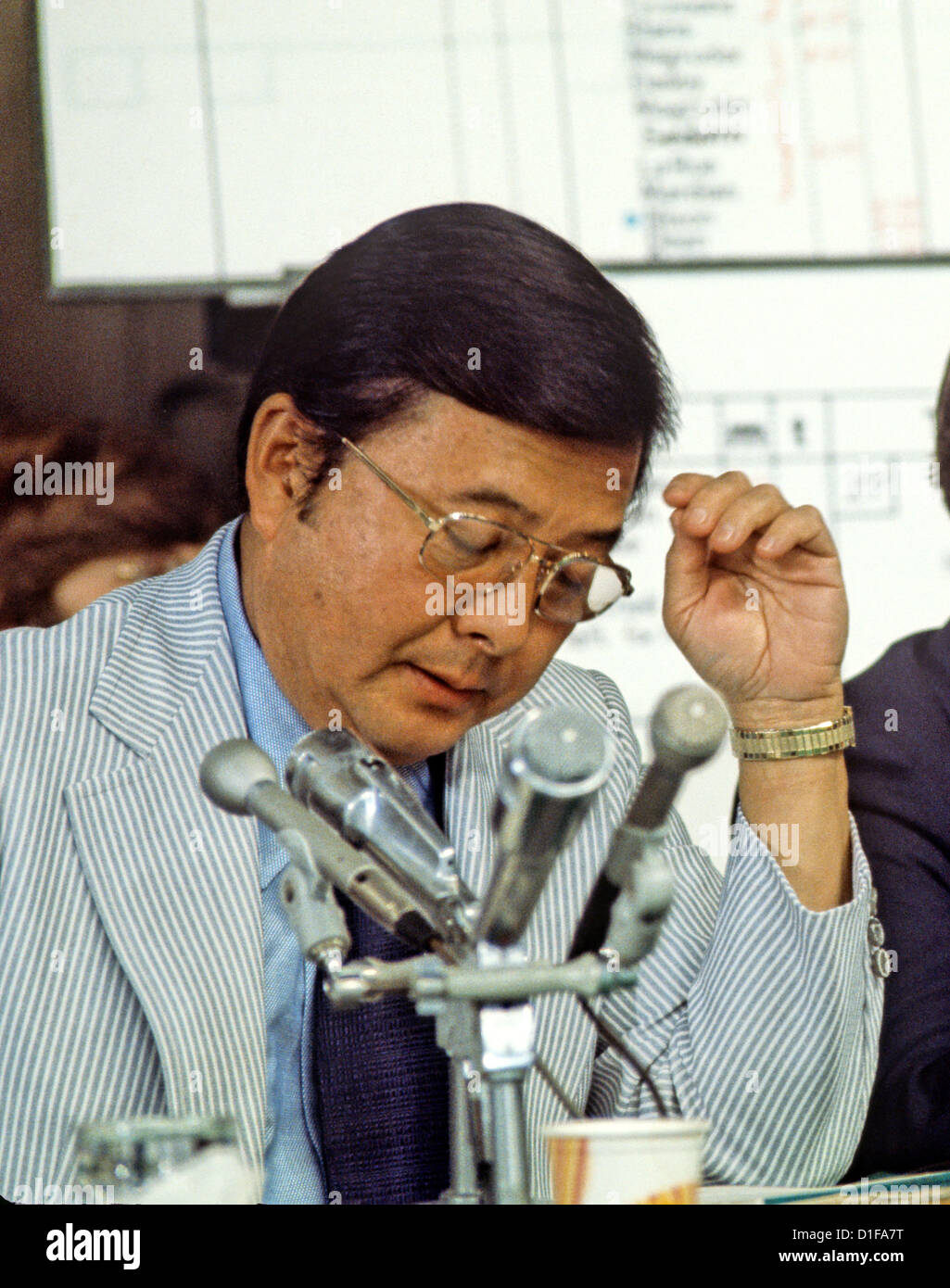 Vereinigte Staaten Senator Daniel K. Inouye (Demokrat von Hawaii) nimmt, da er Zeugnis vor dem Senate Watergate Committee im Sommer 1973 hört. Senator Inouye verstarb am Montag, 17. Dezember 2012 aufgrund von respiratorischen Komplikationen am Walter Reed National Military Medical Center in Bethesda. Er war 88..Credit: Arnie Sachs / CNP Stockfoto