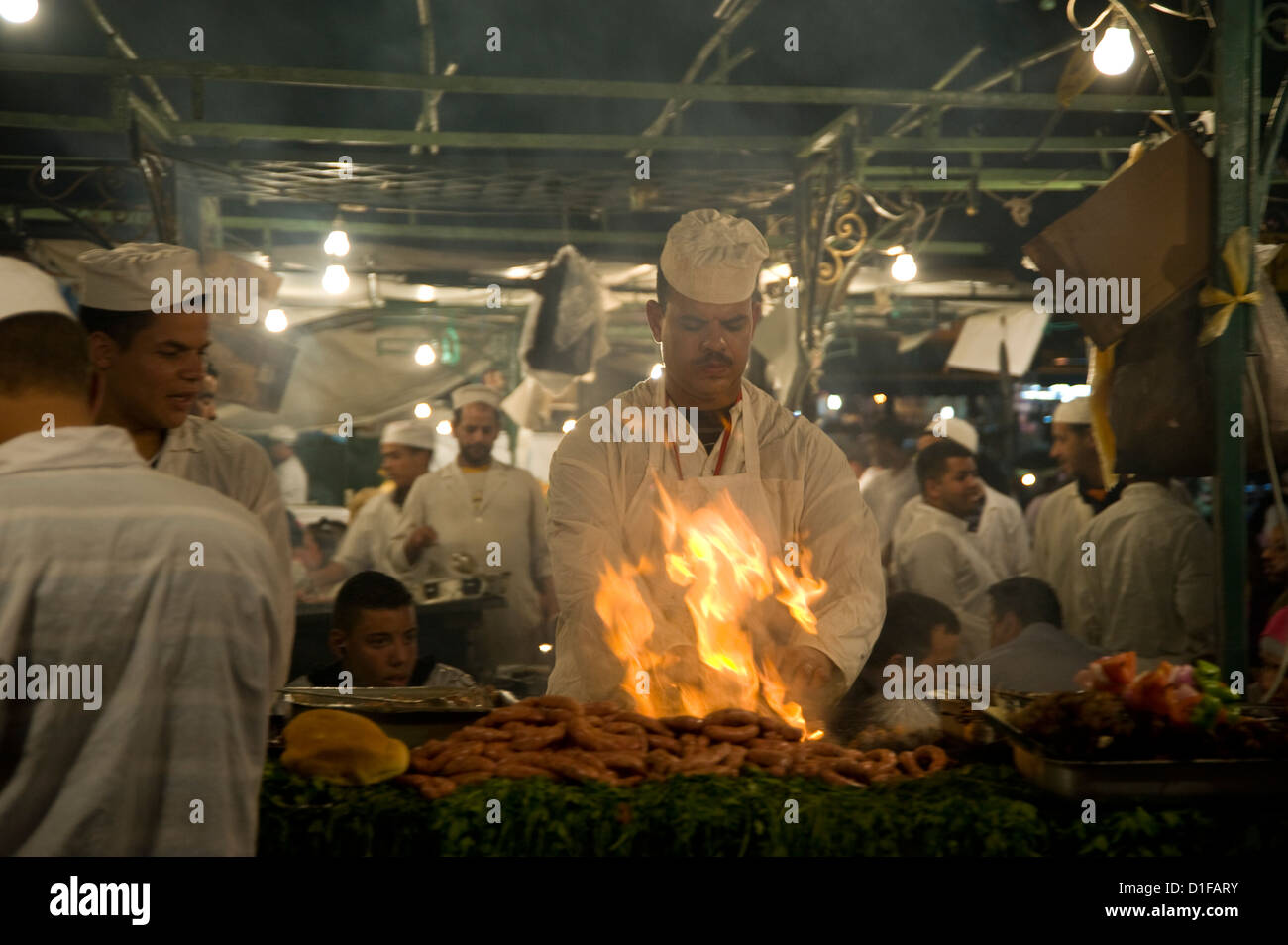 Eine Chef grillen Fleisch Essen Ständen auf dem Hauptplatz, Jemaa el Fna in Marrakesch, Marokko, Nordafrika Stockfoto