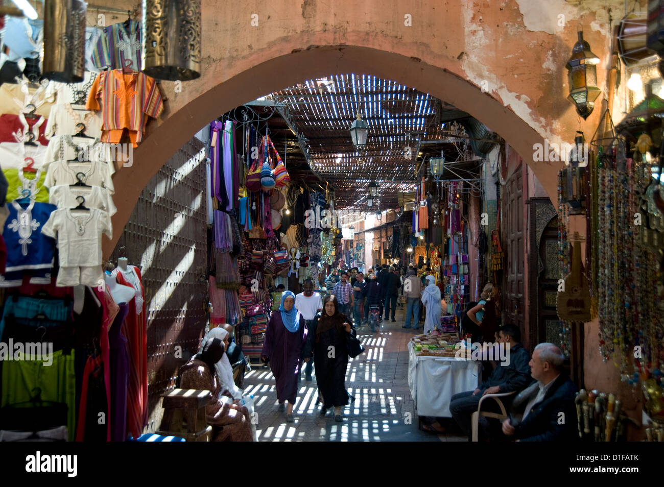 Der Blick durch einen Bogen von Käufern in den Souk in Marrakesch, Marokko, Nordafrika, Afrika Stockfoto