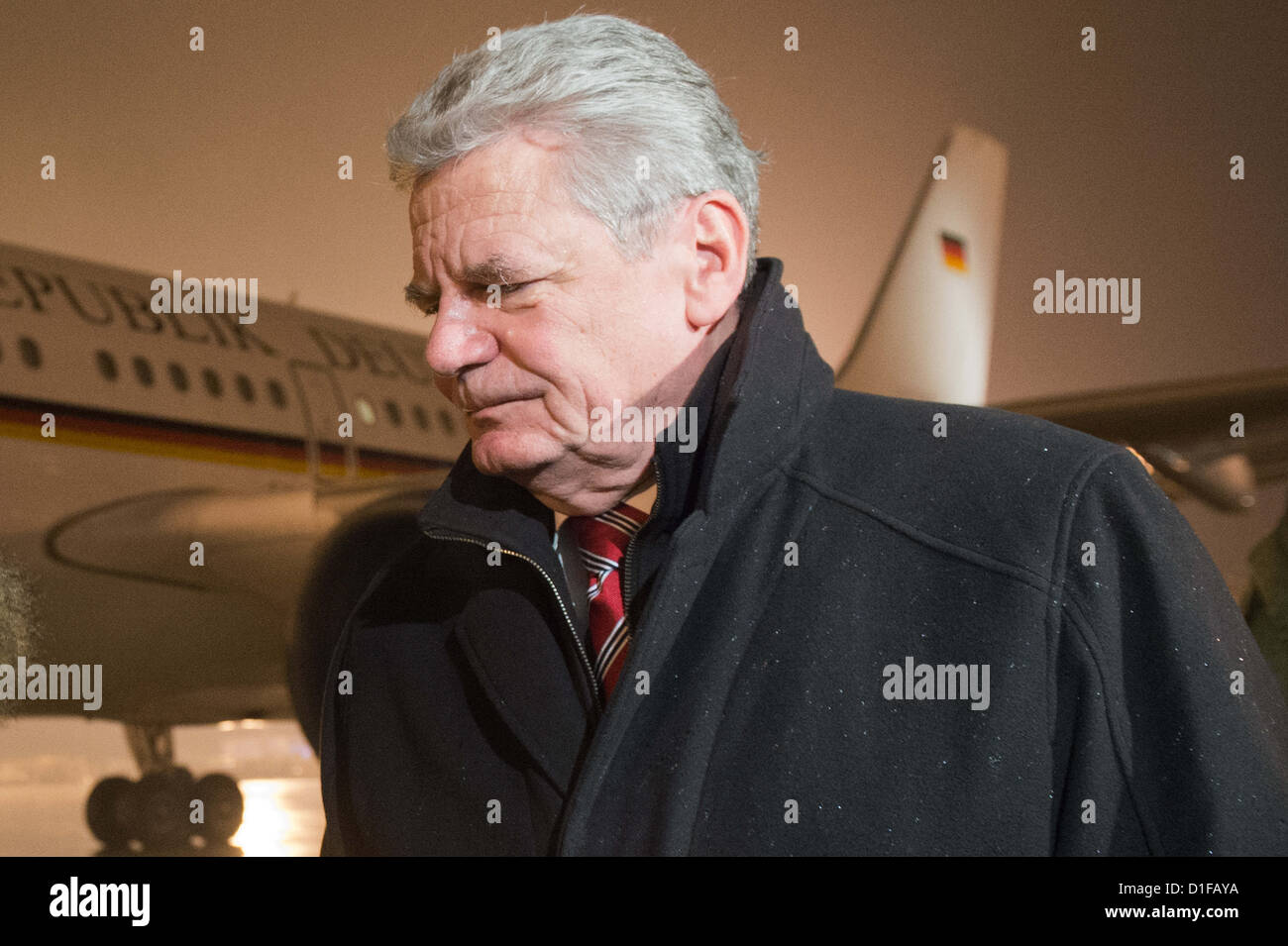 Deutscher Bundespräsident Gauck lässt das Flugzeug im Camp Marmal in Mazar-i-Sharif, Afghanistan, 17. Dezember 2012. Gauck besucht die Soldaten der Bundeswehr, die über die Feiertage in Afghanistan eingesetzt sind. Foto: MAURIZIO GAMBARINI Stockfoto