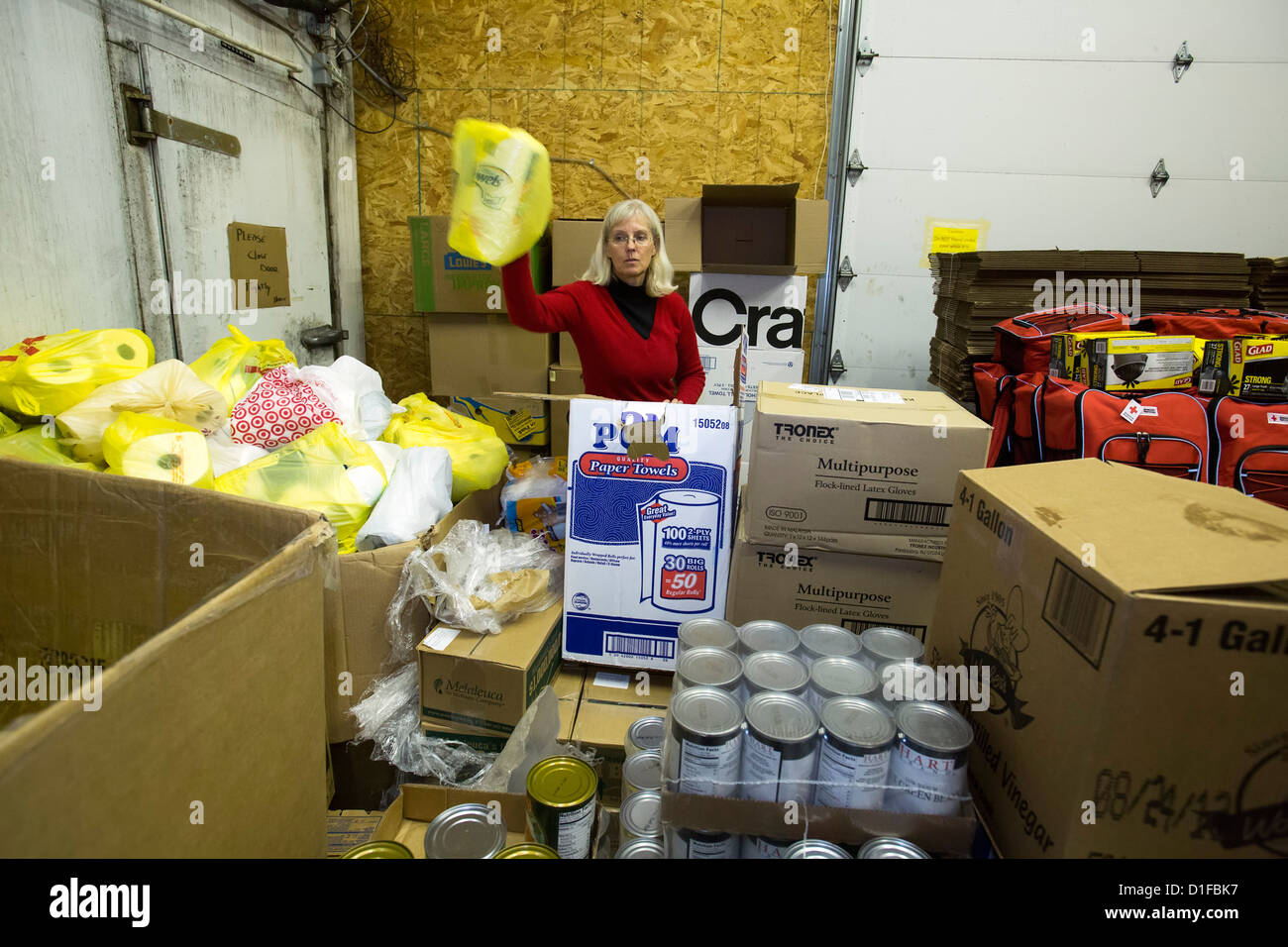 Toms River, New Jersey - Freiwillige bei der Kirche von Gnade und Frieden Pack gespendet Lieferungen für die Opfer des Hurrikans Sandy. Stockfoto