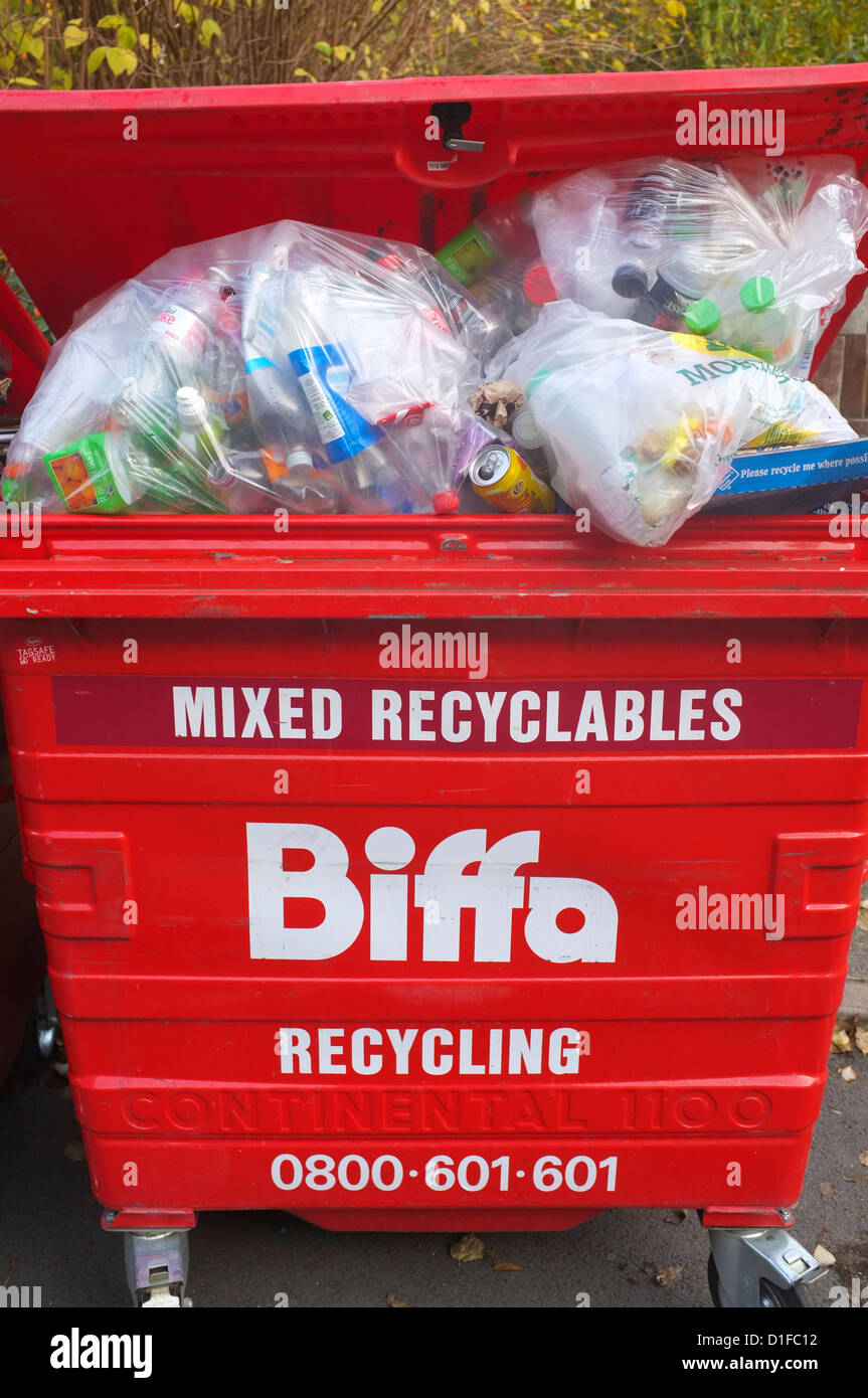 roten Biffa recycling überspringt voller gemischte Wertstoffe UK Stockfoto