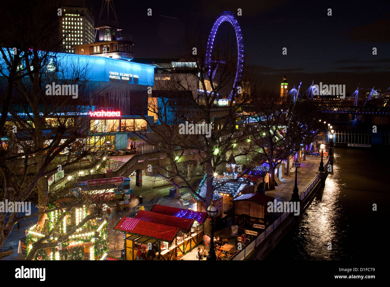 South Bank und Weihnachtsmarkt in der Nacht, London, England Stockfoto
