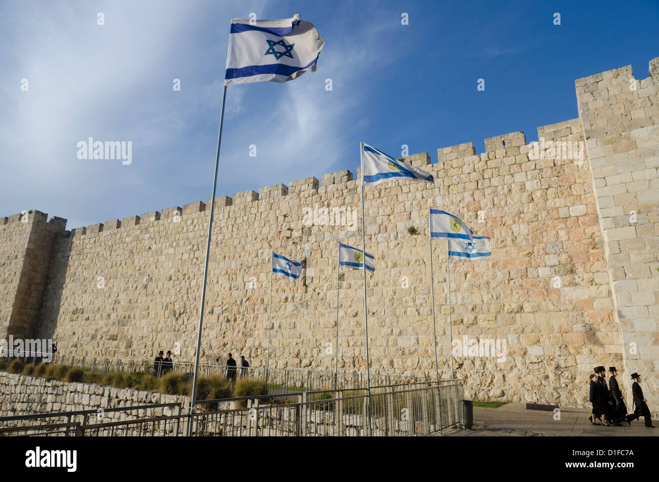 Blick auf Stadtmauer mit orthodoxen Juden und israelische Flagge. Altstadt, Jerusalem, Israel, Naher Osten Stockfoto