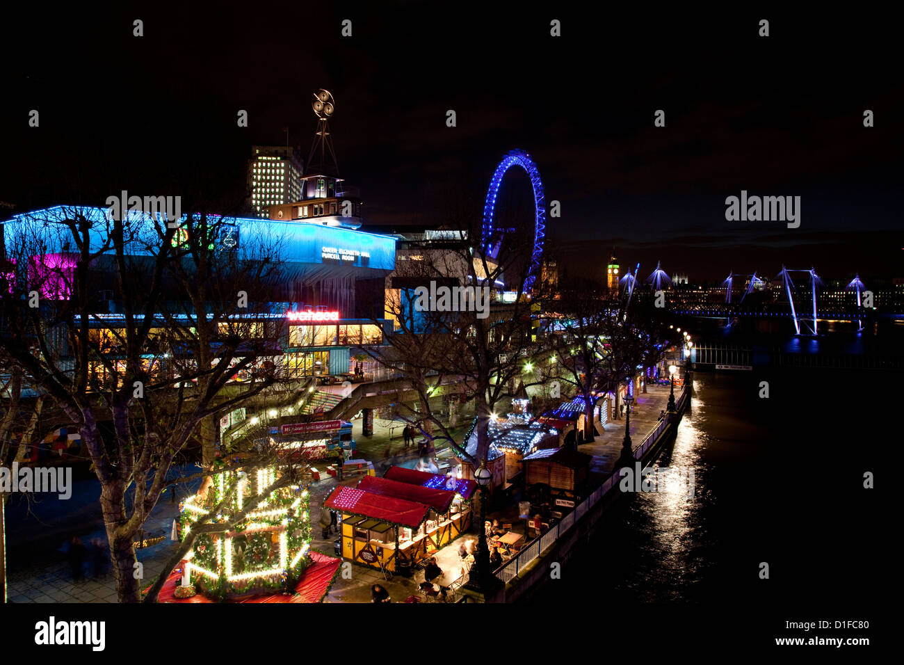 South Bank und Weihnachtsmarkt in der Nacht, London, England Stockfoto