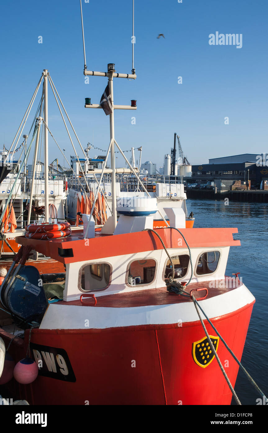 Rot-Fischerboot an seinen Liegeplatz in Poole Quay Dorset-England Stockfoto