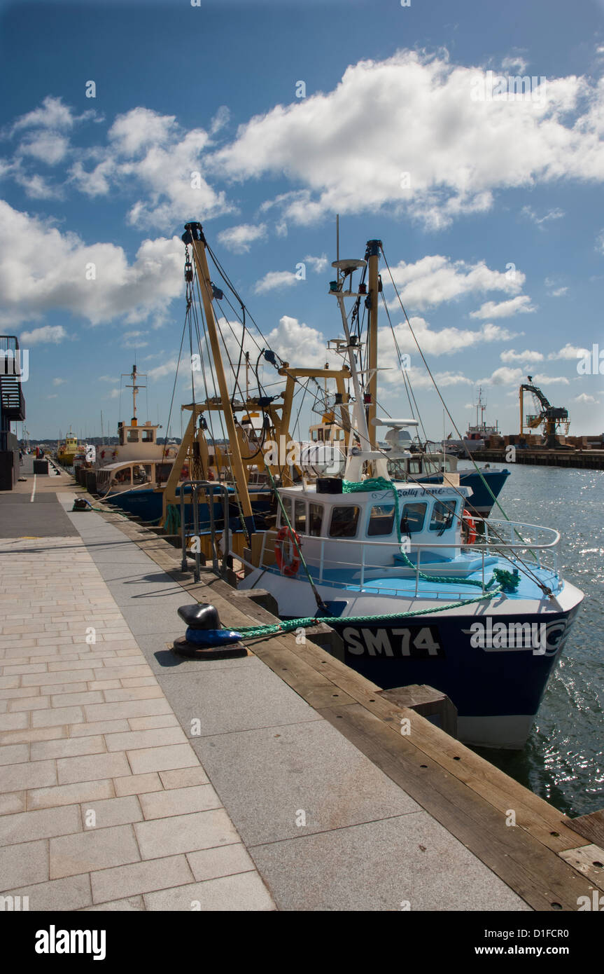 Angelboot/Fischerboot an ihre Liegeplätze in Poole Quay Stockfoto