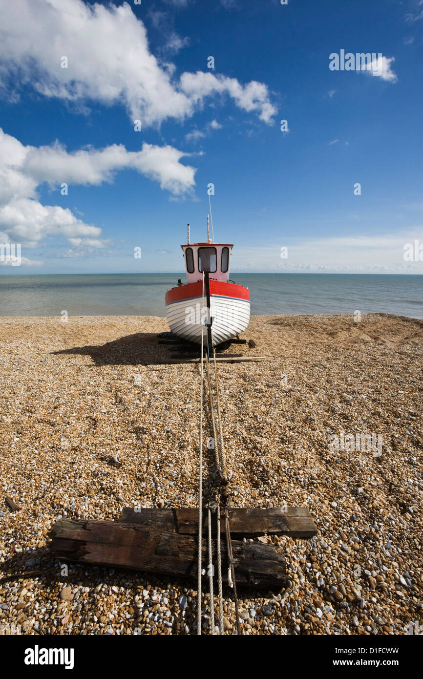 Boot am Strand, Dungeness, Kent, England, Vereinigtes Königreich, Europa Stockfoto