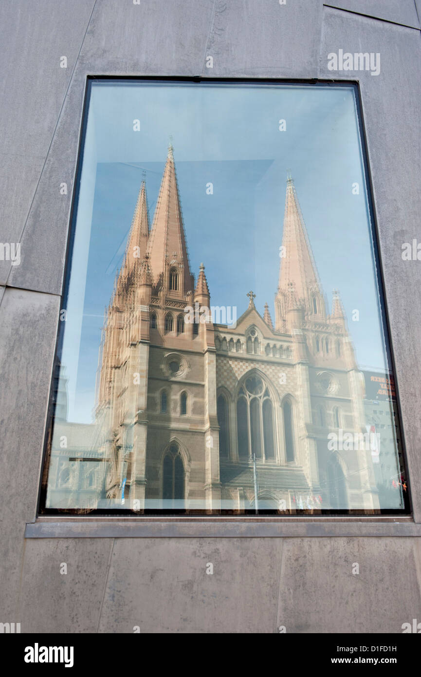 Spiegelbild im Fenster der St. Pauls Cathedral, Melbourne, Victoria, Australien, Pazifik Stockfoto