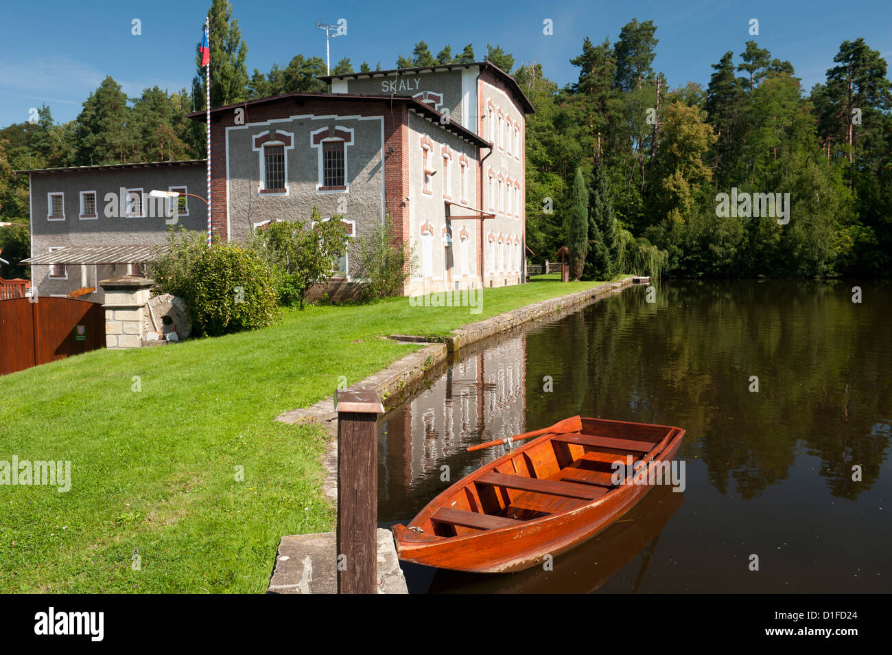 Skaly Mill mit Teich und Boot, Slatinany, Pardubicko, Tschechische Republik, Europa Stockfoto