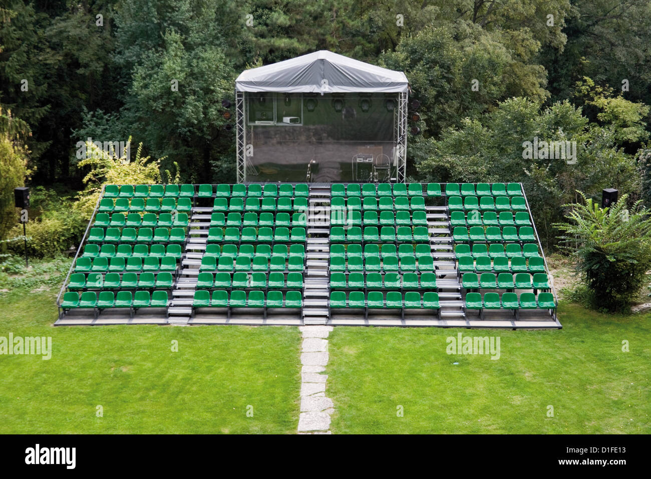 Leere Open-Air Amphitheater Auditorium im Wald Stockfoto