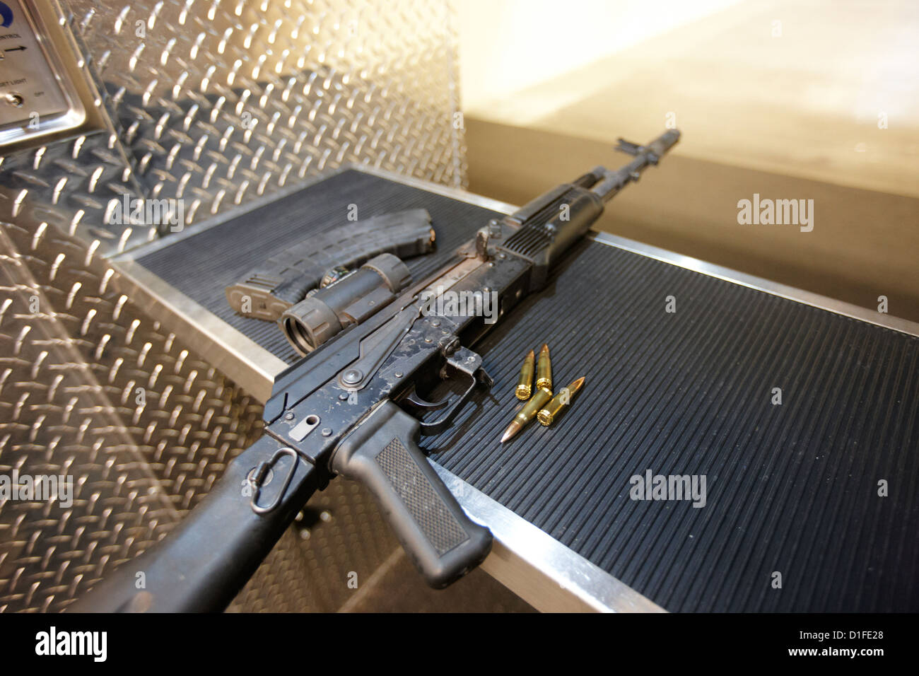 AK47 Sturmgewehr Gewehr Magazin und Munition auf einer Pistole Bereich in Las Vegas Nevada, usa Stockfoto