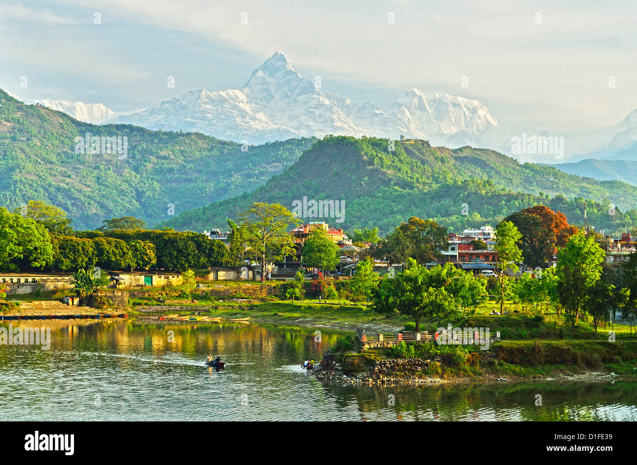Annapurna Himal, Machapuchare und Phewa Tal gesehen von Pokhara, Gandaki Zone, Western Region, Nepal, Himalaya, Asien Stockfoto
