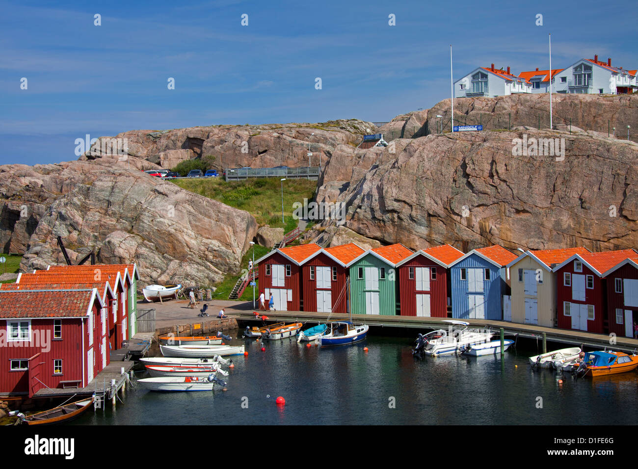 Bunten traditionellen Fischerhütten und Bootshäuser mit Booten entlang Holzmole im Smögen, Bohuslän, Schweden, Scandinavia Stockfoto