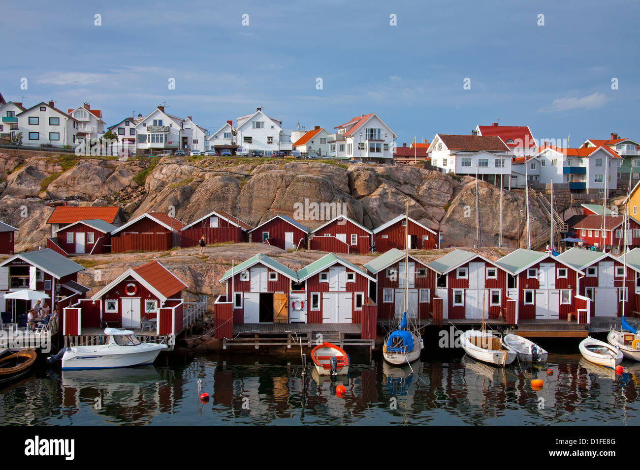 Bunten traditionellen Fischerhütten und Bootshäuser mit Booten entlang Holzmole im Smögen, Bohuslän, Schweden, Scandinavia Stockfoto Bunten traditionellen Fischerhütten und Bootshäuser mit Booten entlang Holzmole im Smögen, Bohuslän, Schweden, Scandinavia Stockfoto