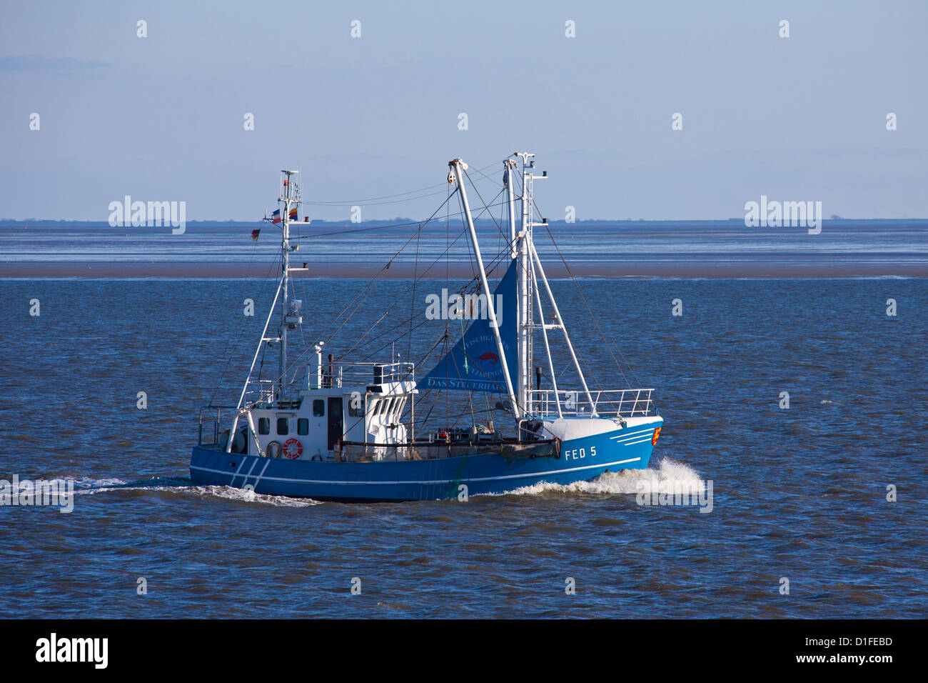 Blaue Garnelen Boot Angeln für Garnelen in Wadden Meer, Nordfriesland, Deutschland Stockfoto