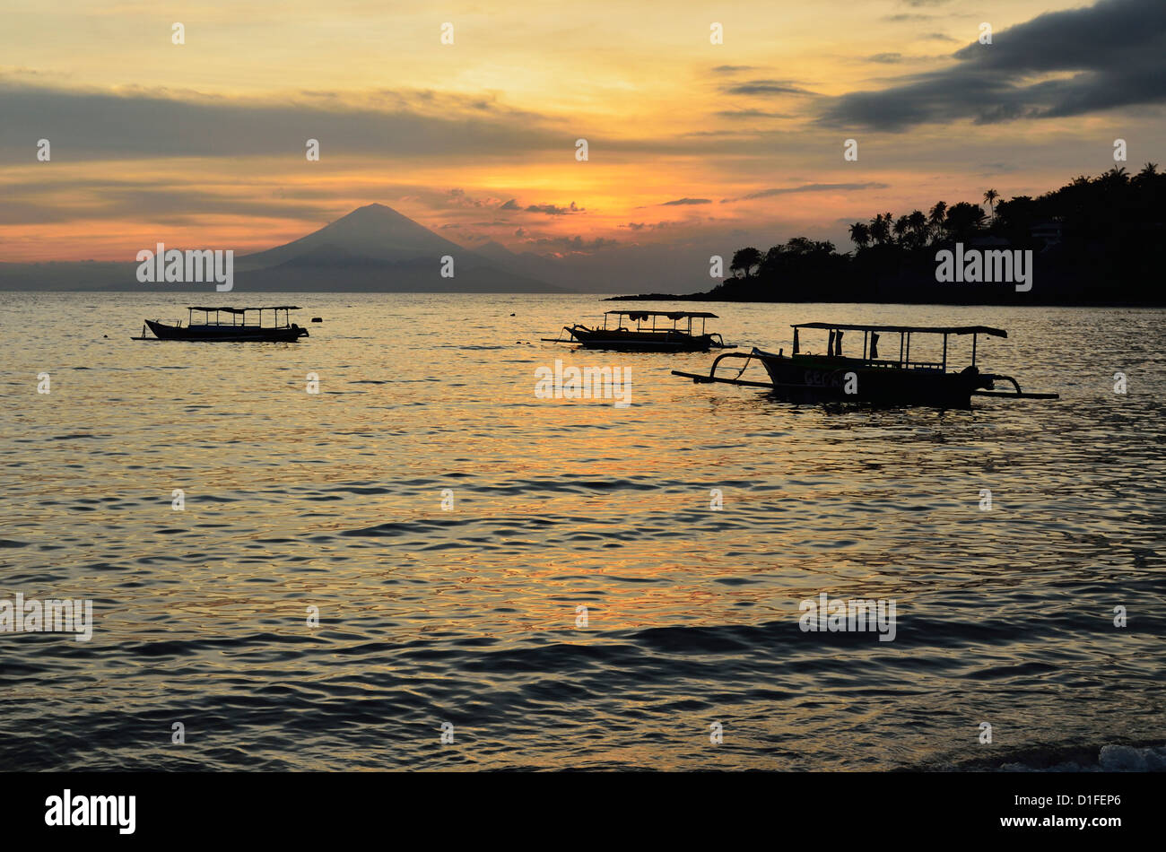 Sonnenuntergang am Senggigi Beach mit Balis Gunung Agung im Hintergrund, Senggigi Lombok, Indonesien, Südostasien, Asien Stockfoto